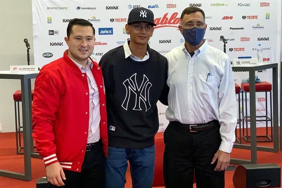 Diego Hernández Zapata, alumno de la Prepa UPAEP, firmó un contrato para ser jugador prospecto del equipo de béisbol Yankees de Nueva York.