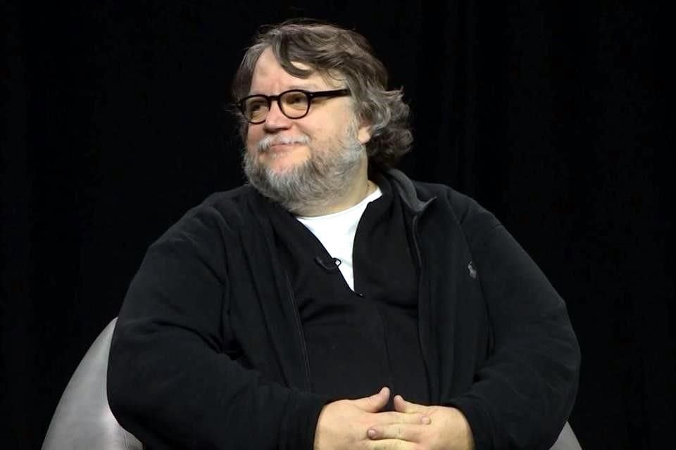 Guillermo del Toro dijo en una entrevista, que desde 2007 no usa armas reales en sus filmaciones, ya que considera no son necesarias.