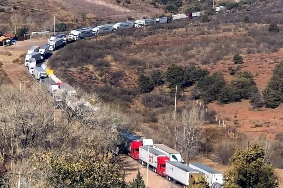 Cientos de vehículos están varados en Cananea, principalmente camiones de carga articulados que proceden de Hermosillo o Caborca con destino a la frontera, vía Agua Prieta.