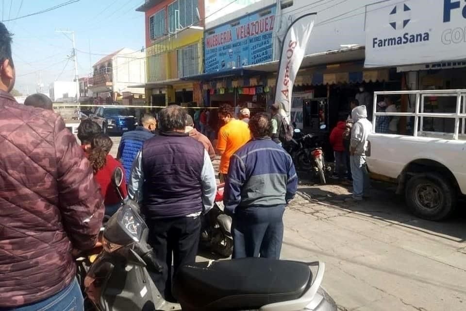 Dos de las personas acribilladas quedaron tendidas en la Calle San Antonio y una más en la Avenida Lázaro Cárdenas, en Ixmiquilpan, Hidalgo.