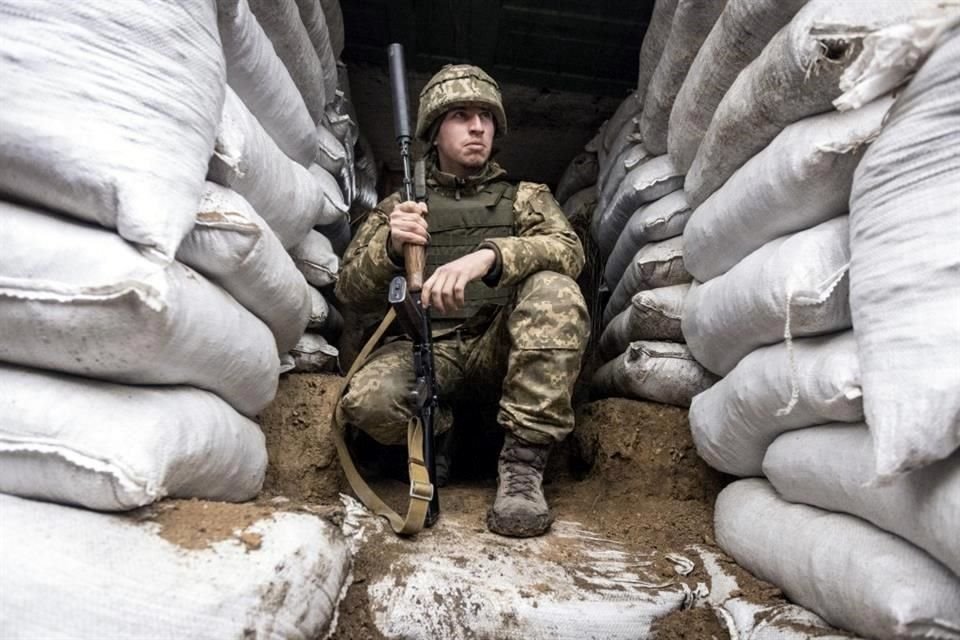 Un soldado ucraniano hace guardia cerca de un punto de lucha con prorrusos.