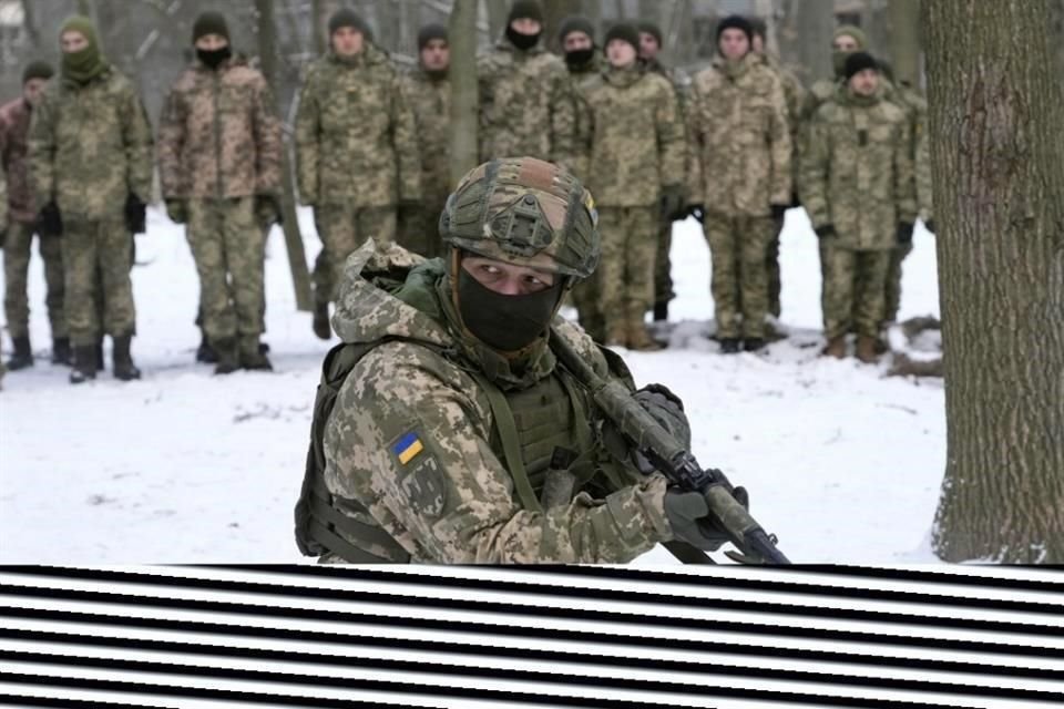 Un instructor militar entrena a voluntarios ucranianos.