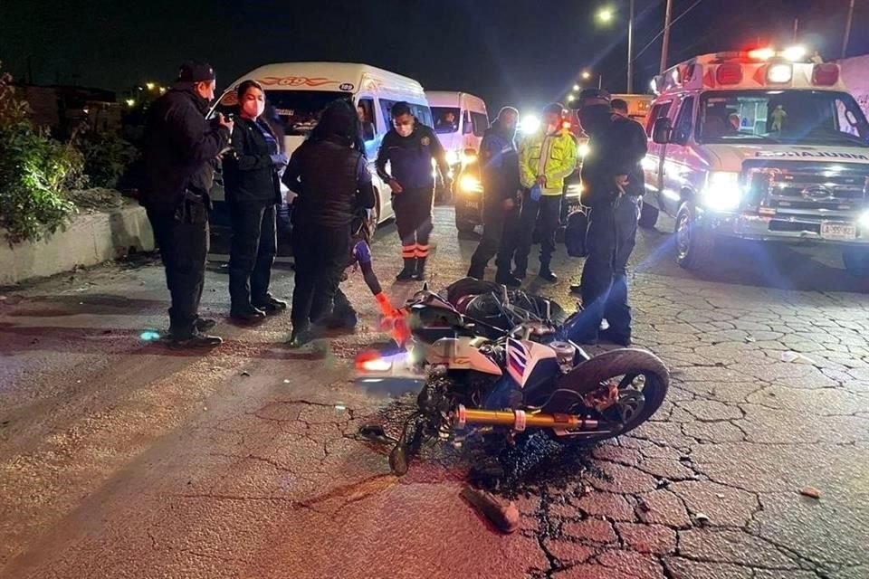 Un hombre que conducía una motocicleta falleció tras derrapar en la Colonia Jardines de San Agustín, en Chimalhuacán.
