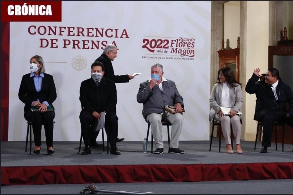 El Presidente López Obrador presentó a los cinco candidatos a presidir el STPRM.