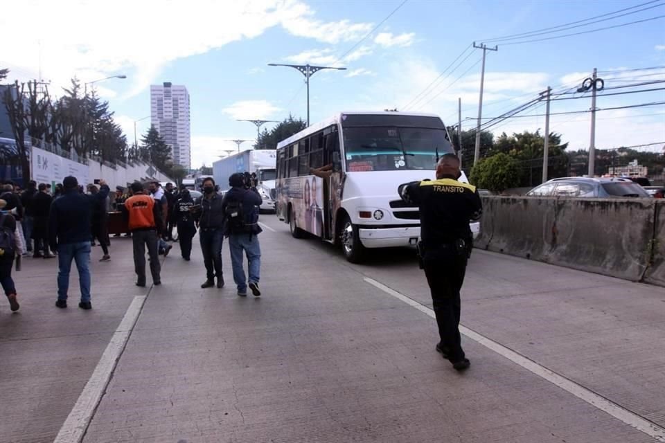 Académicos y estudiantes del CIDE que bloqueaban la carretera México-Toluca se retiraron tras más de 6 horas de protesta y la circulación fue abierta en ambos sentidos.
