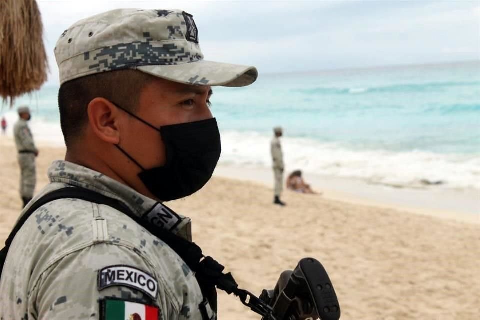Efectivos de la Guardia Nacional desplegados en playas de Cancún.