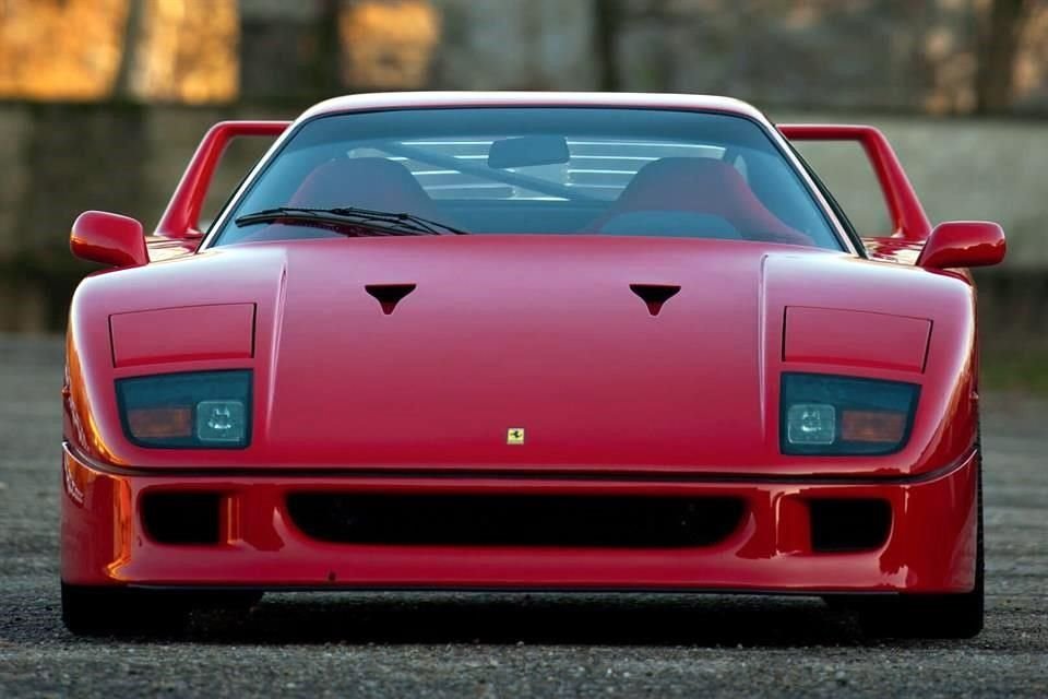 El F40 fue el último deportivo supervisado por Enzo Ferrari antes de su fallecimiento.