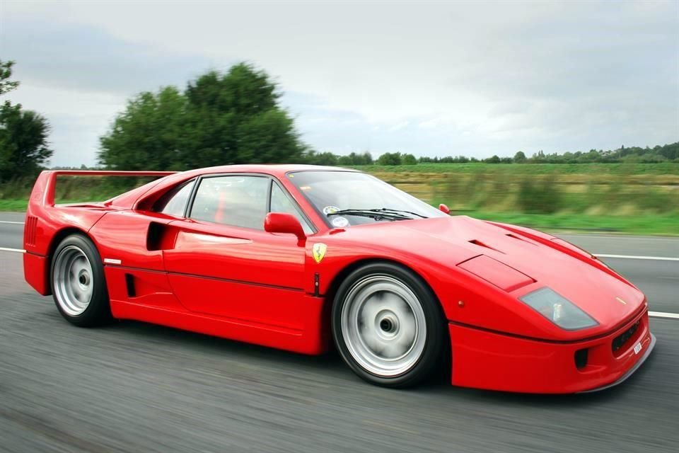 Ferrari F40 se convirtió en el primer modelo de producción en superar la barrera de los 320 km/h.