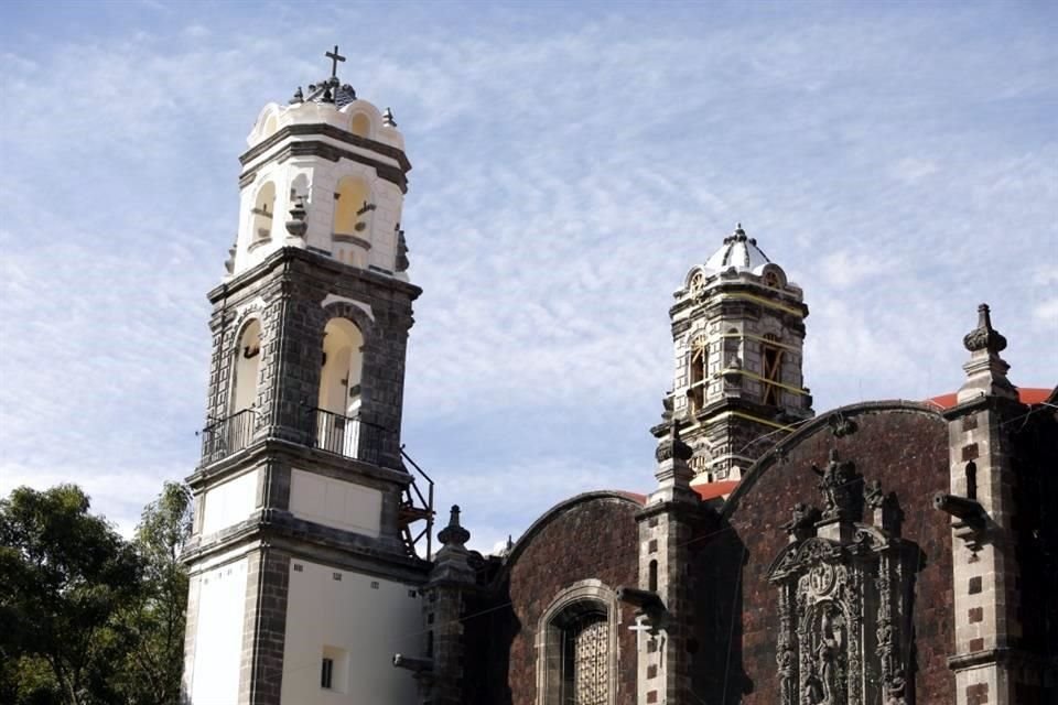 Aspecto actual de las torres de la Iglesia de la Santa Veracruz, junto a la Alameda; la primera, ya restaurada; la segunda aún espera recursos.