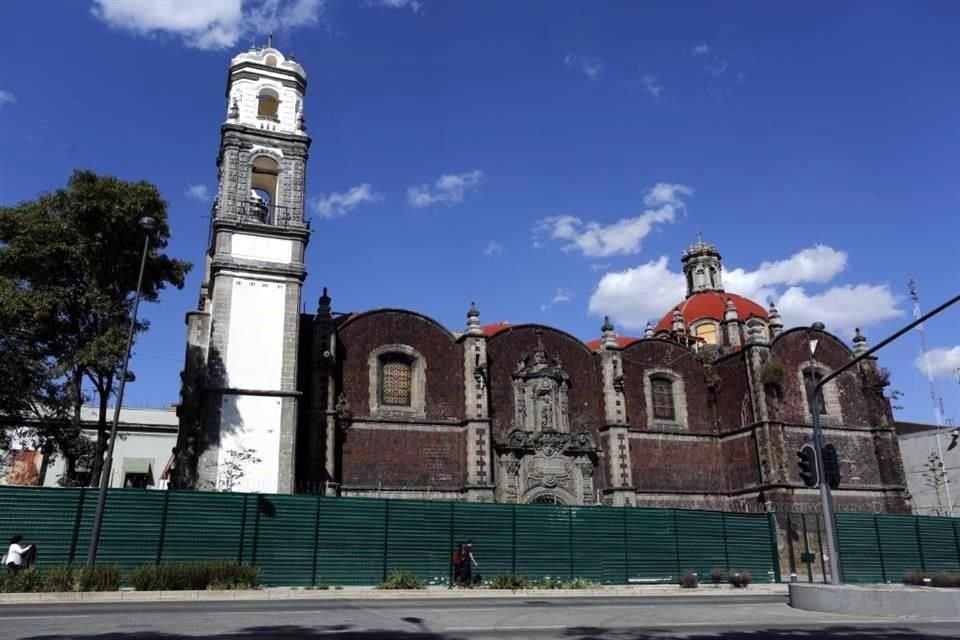 El inmueble fue edificado por Hernán Cortés como la Ermita de la Veracruz en 1527 para agradecer el desembarco de los españoles en Veracruz en 1519. Para 1759 inició la construcción del templo actual.