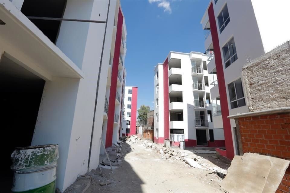Las autoridades destinaron 110 millones de pesos del erario, sólo en la construcción de la unidad habitacional que sustituye casas improvisadas que los habitantes tenían, con materiales como cartón, madera y asbesto.
