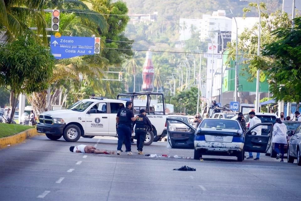 Hombres armados asesinaron al chofer de un taxi y a su acompañante en la costera Miguel Alemán, en Acapulco; autoridades indagan el caso.