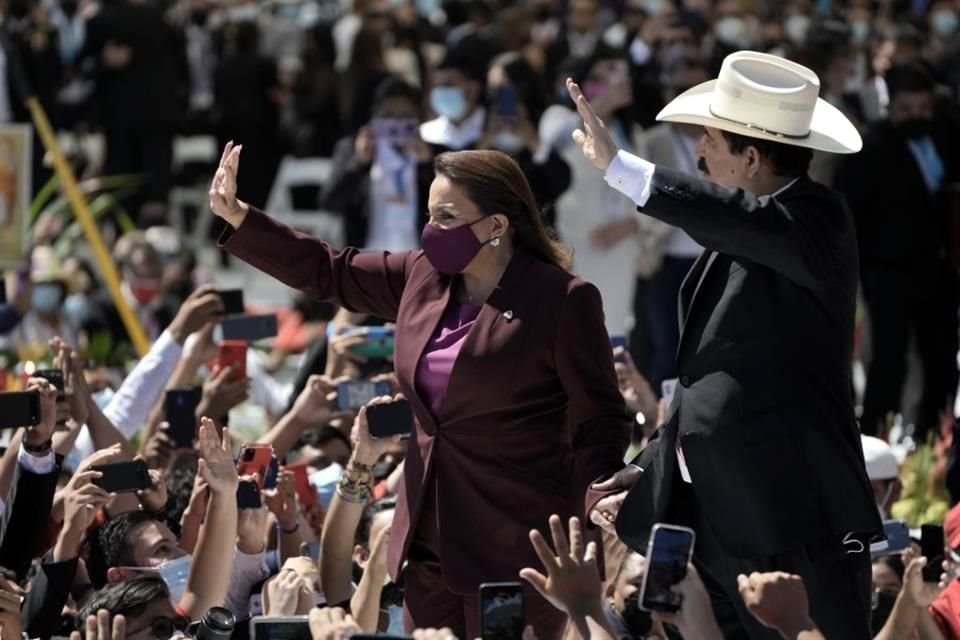 La Mandataria izquierdista arribó al Estadio Nacional en Tegucigalpa acompañada de su esposo, el ex Presidente Manuel Zelaya, derrocado por un golpe militar en 2009.