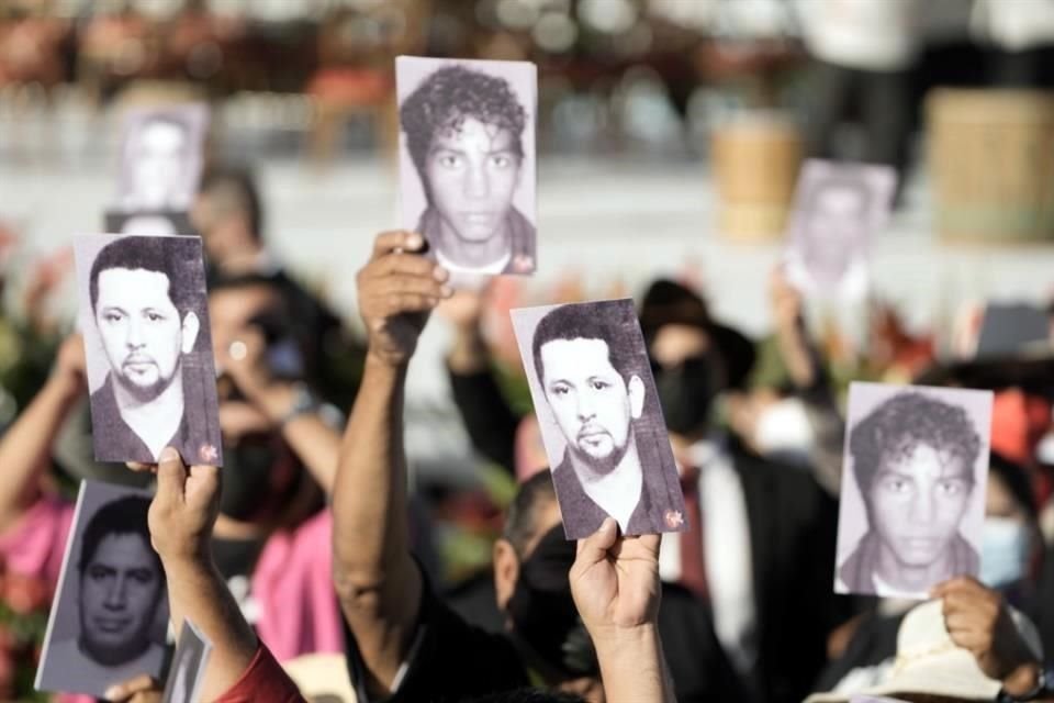 Seguidores de Castro muestran fotos de personas que han muerto desde el golpe militar.
