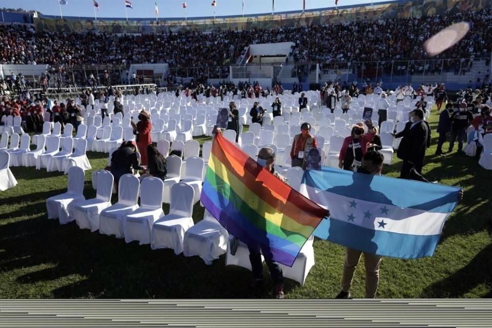 Asistentes al evento ondean una bandera gay y otra de Honduras. Castro afirmó que la comunidad LGBTQ+ siempre tendrá un lugar en su Gobierno.