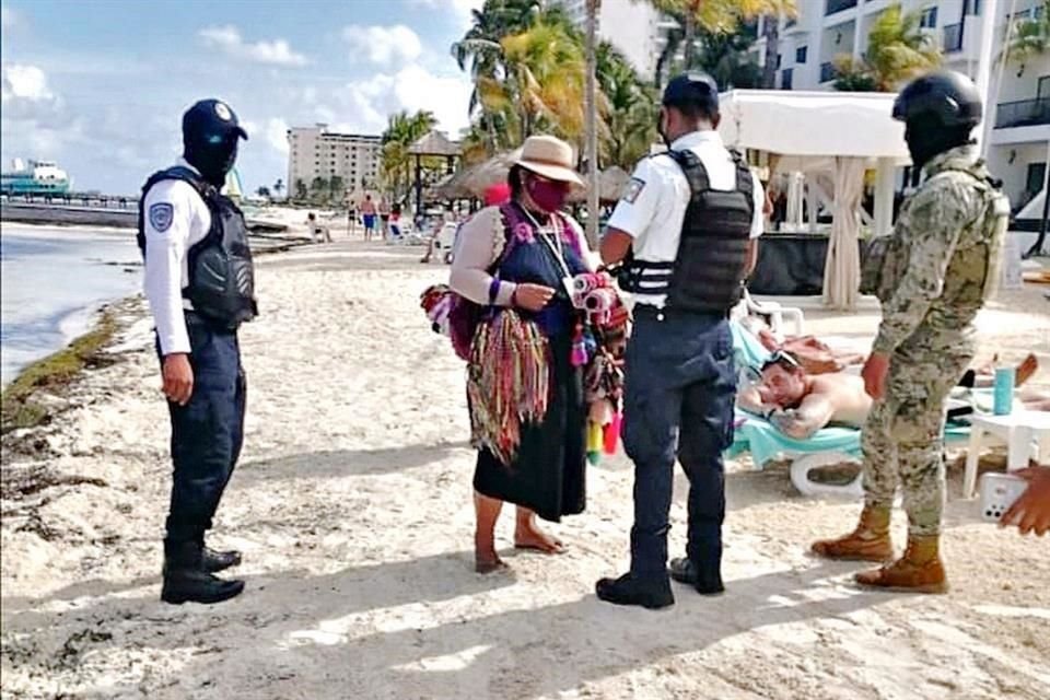  La Polica mont ayer un operativo en playas de Cancn para revisar mercanca de vendedores ambulantes.