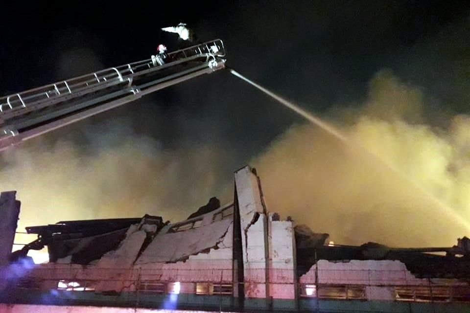 El incendio abarca 2 mil metros cuadrados en el que se resguardaban aproximadamente tres toneladas de cartón.