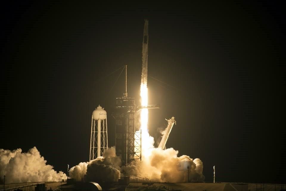 NASA y SpaceX lanzaron desde Florida segunda misión tripulada a Estación Espacial Internacional con 4 astronautas de EU, Francia y Japón.