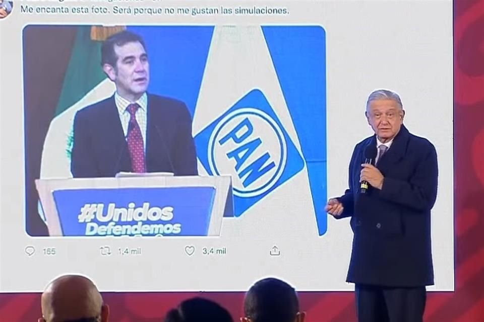 López Obrador mostró en la pantalla de su conferencia un tuit que aprovechó para repudiar la simulación.