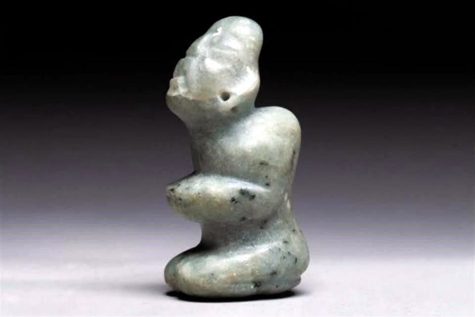 La siguiente pieza de mayor precio fue la estatuilla de jadeíta de un chamán jorobado con el rostro hacia el cielo, de la cultura Olmeca, que alcanzó mil euros, poco más de 23 mil pesos.