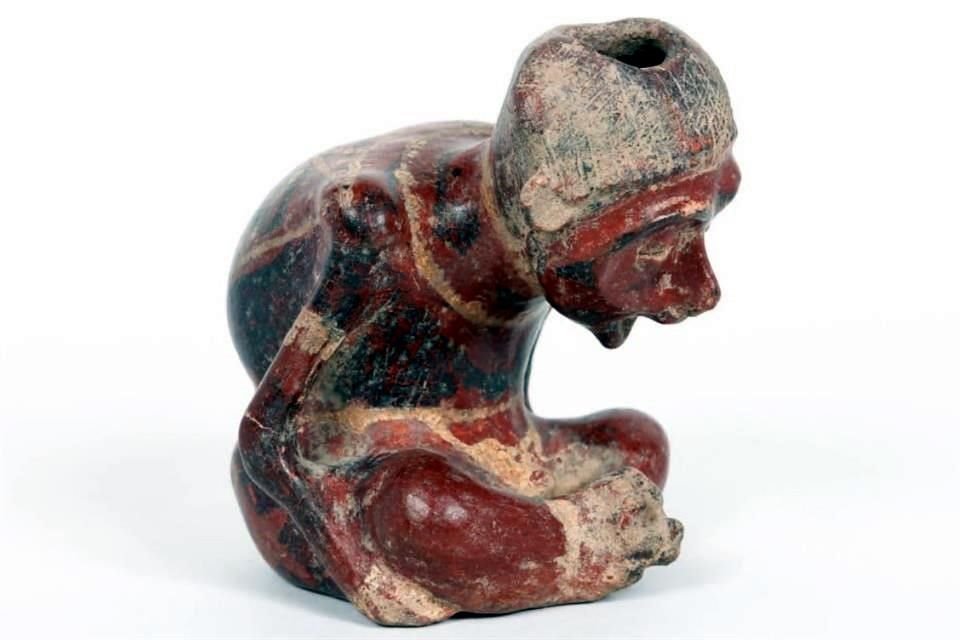 Una estatuilla de un personaje sentado, con el rostro hacia el suelo y el cuerpo adornado con pintura ceremonial de unos 15.5 por 13 cm fue vendida en 400 euros, aproximadamente 9 mil 200 pesos.