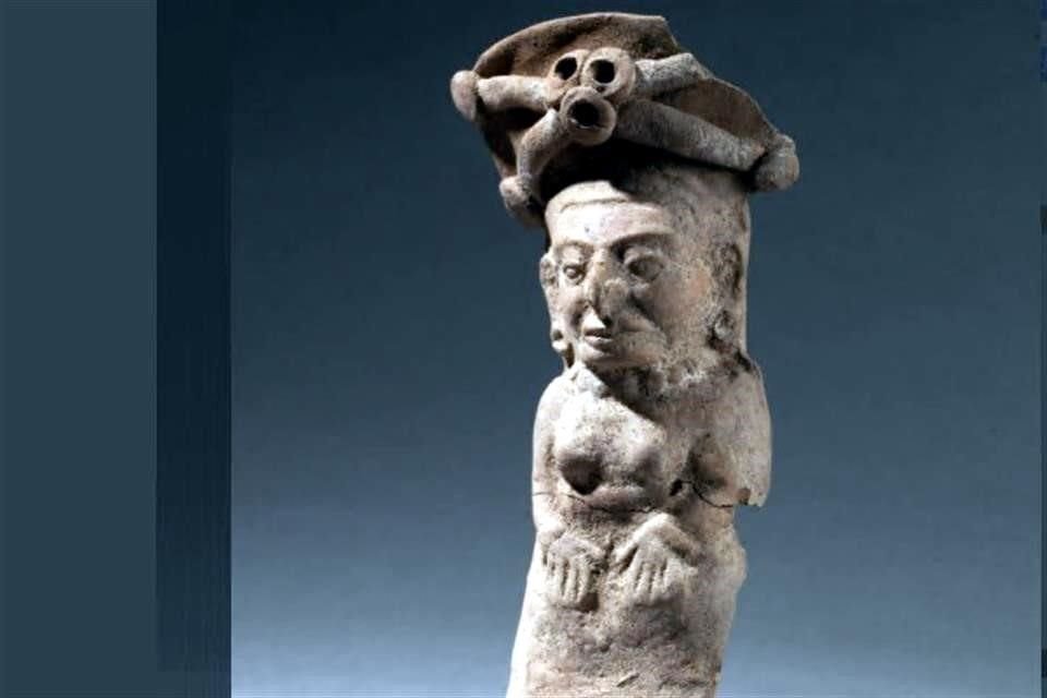 La figura de una diosa maya que luce un tocado con diadema cruzada perteneciente al Periodo Clásico (600-900 dC), de 16.5 cm, alcanzó 250 euros, unos 5 mil 700 pesos.