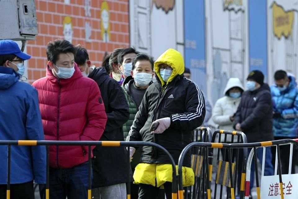 Residentes de Beijing hacen fila para realizarse pruebas de Covid-19.