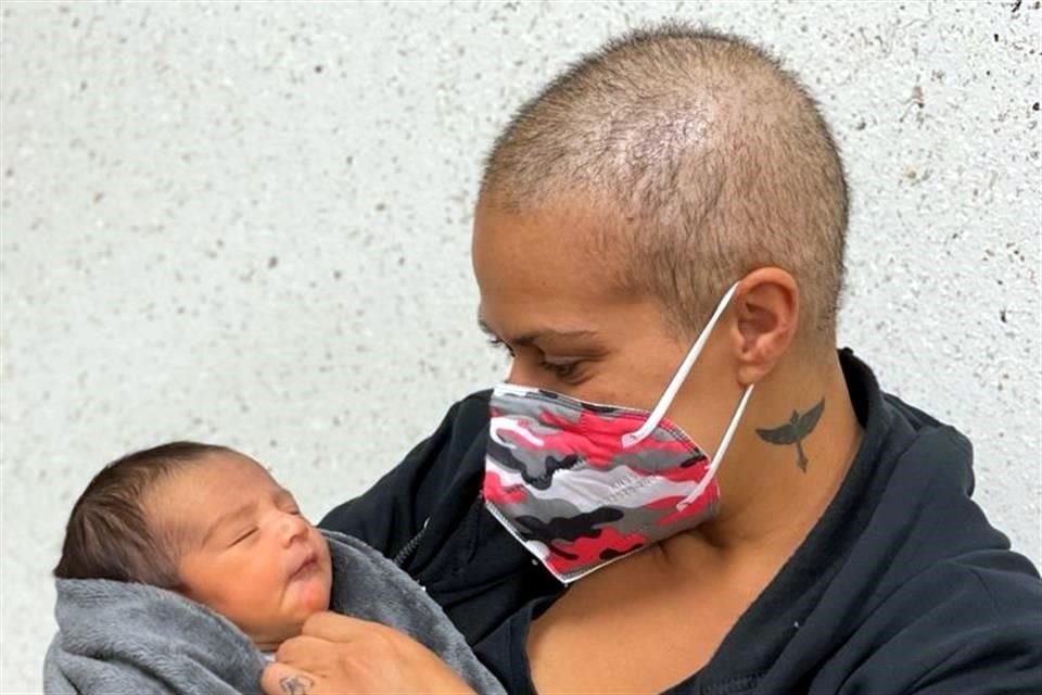 Cynthia Solís, quien aún recibe quimioterapia, con su segundo hijo, Génesis.