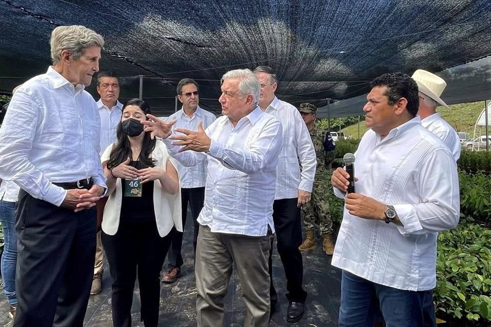 El Presidente Andrés Manuel López Obrador habla con John Kerry, Enviado Especial para el Clima de EU, durante una visita del estadounidense a Tabasco.