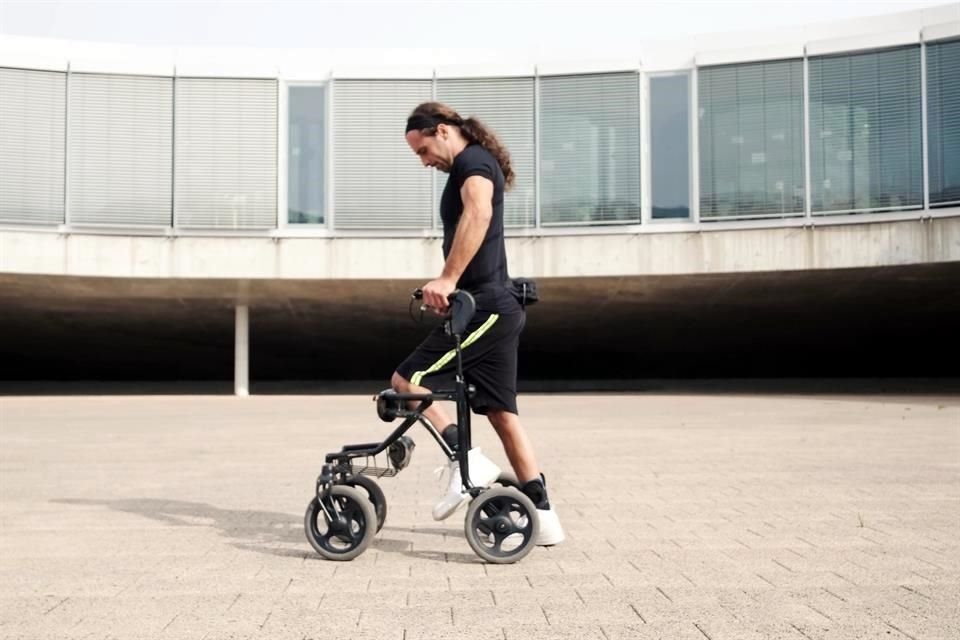 Michel Roccati, uno de los pacientes, usando una andadera para volver a caminar.