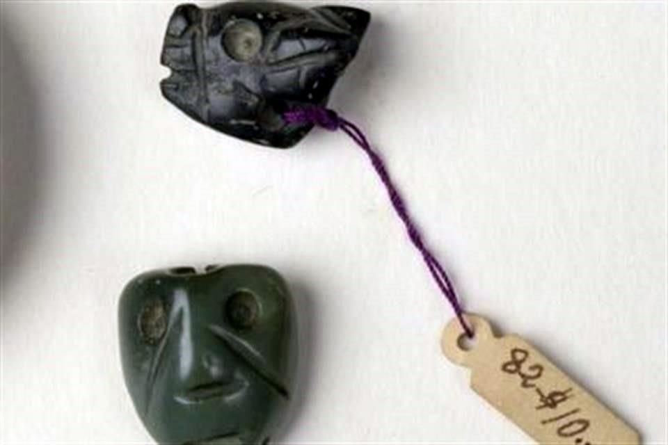 Colgantes mixtecas, uno que representa una máscara antropomorfa y otro con forma de jaguar, de 1.8 y 1.5 cm, respectivamente, vendidos por 120 euros, poco más de 2 mil 800 pesos.