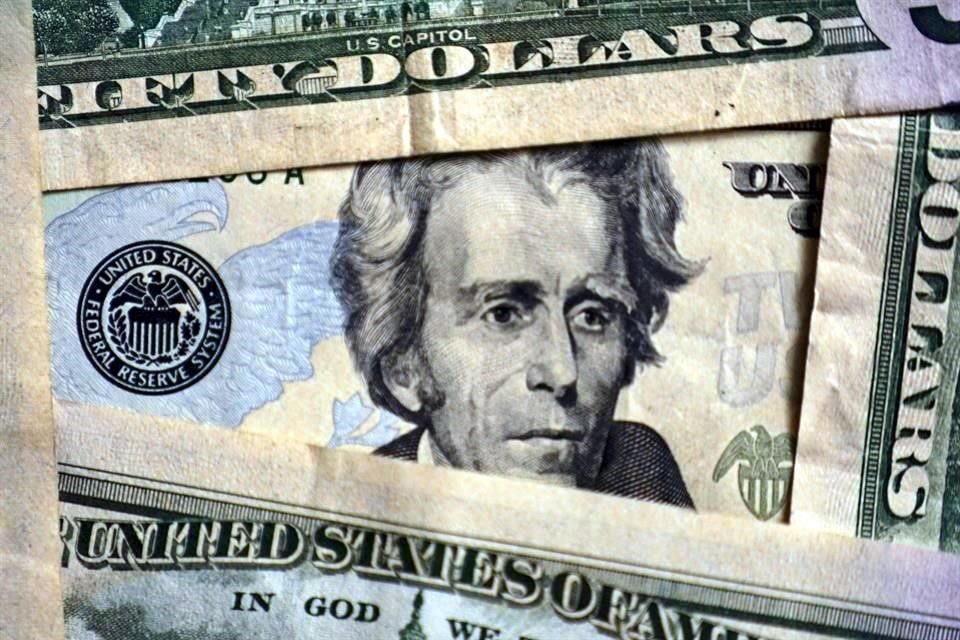 El dólar avanza 4 centavos en su cruces al menudeo con el peso.