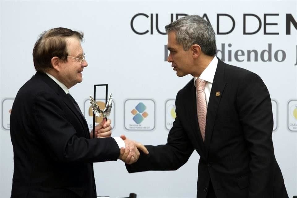 Miguel Ángel Mancera, entonces Jefe de Gobierno de la CDMX, le entregó un reconocimiento al virólogo.