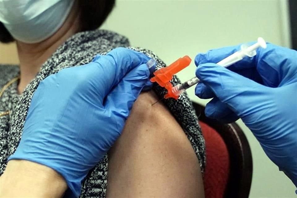 Una mujer recibe una inyección de la vacuna Covid-19 en una clínica.
