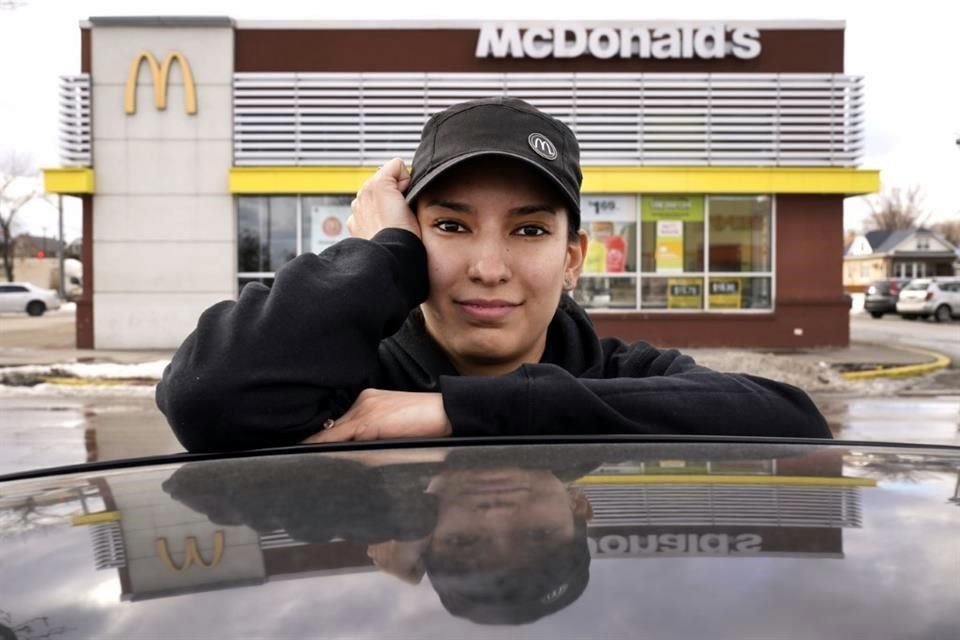 Adriana Álvarez, de 29 años, afuera del McDonald's donde trabaja.