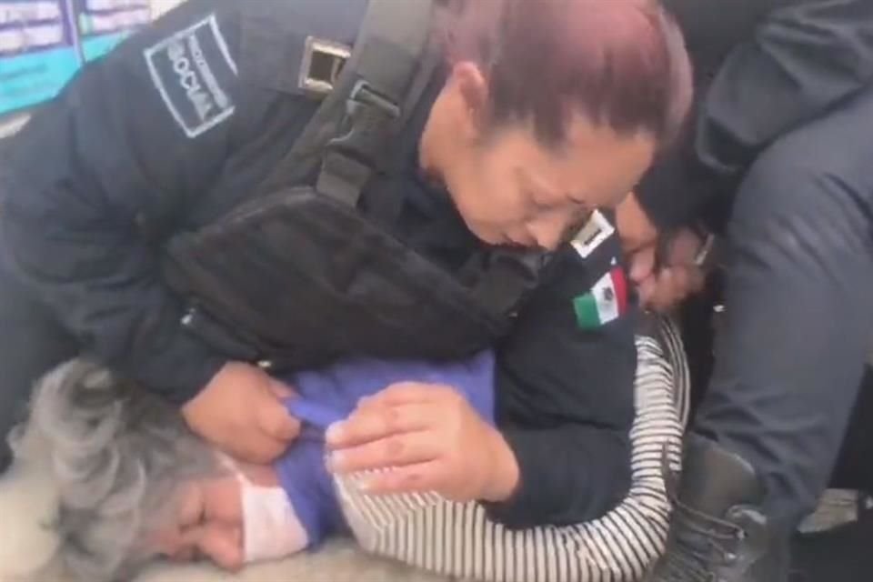 Policías de Pachuca sacaron por la fuerza a dos adultos mayores de su negocio, por presuntamente no contar con licencia, y los sometieron.