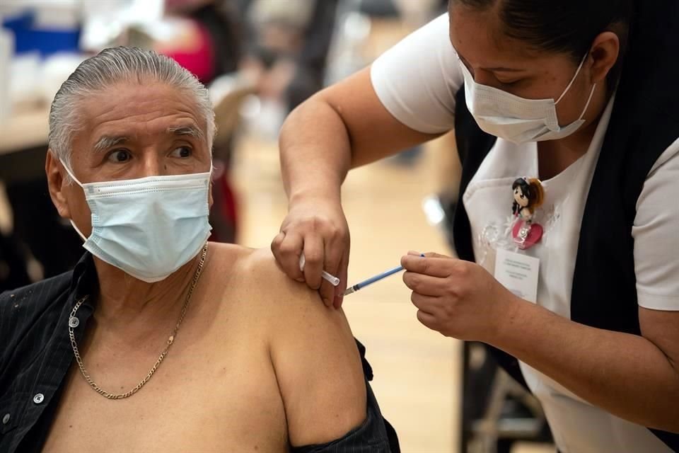 En el corte final del último día oficial de aplicación de primeras dosis, se reportó que un millón 356 mil 8 personas de más de 60 años de edad se vacunaron contra Covid-19.