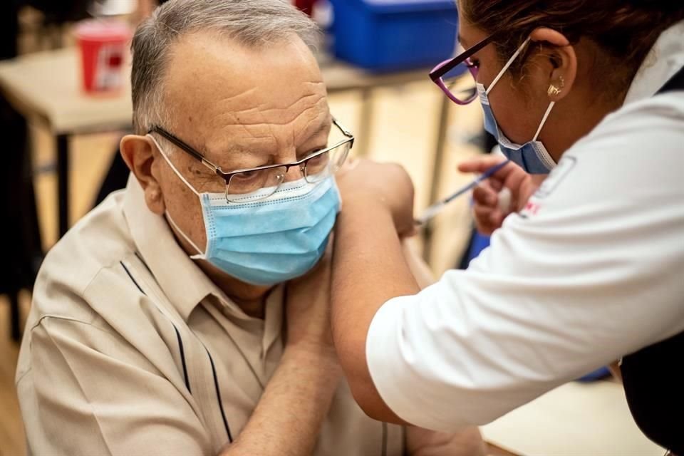 51 mil 998 personas recibieron este lunes segunda dosis de vacuna contra #Covid_19 en 5 alcaldías.