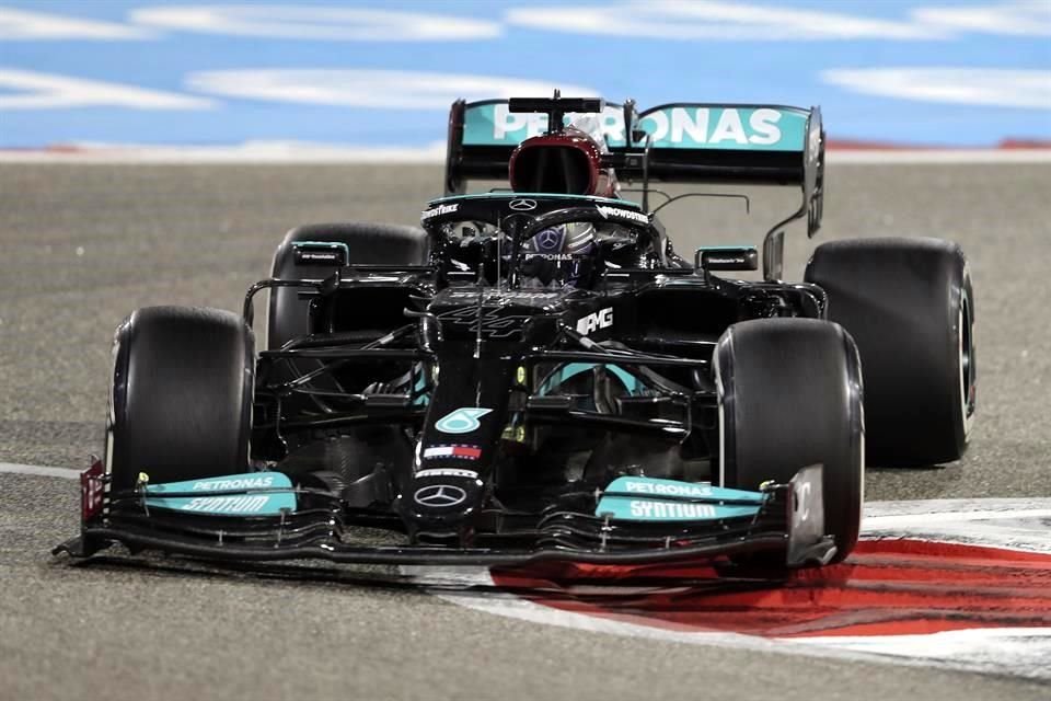 Lewis Hamilton soportó la presión de Verstappen y ganó su primera carrera de la temporada 2021.
