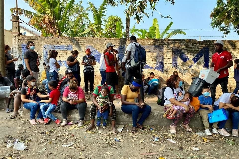 Migrantes centroamericanos, africanos y haitianos han provocado saturación en albergues de Tapachula, Chiapas.
