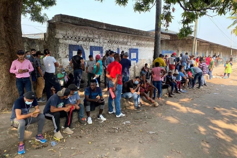 Migrantes centroamericanos, africanos y haitianos están provocando saturación en albergues de Tapachula, Chiapas, alertaron habitantes.