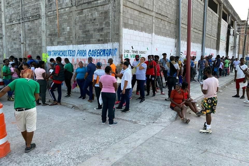 Migrantes centroamericanos, africanos y haitianos están provocando saturación en albergues de Tapachula, Chiapas, alertaron habitantes.