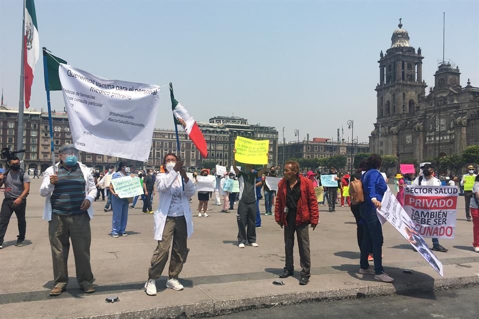 Personal de salud del sector privado marchó rumbo al Zócalo de la Ciudad de México para exigir al Gobierno su vacunación contra Covid-19.
