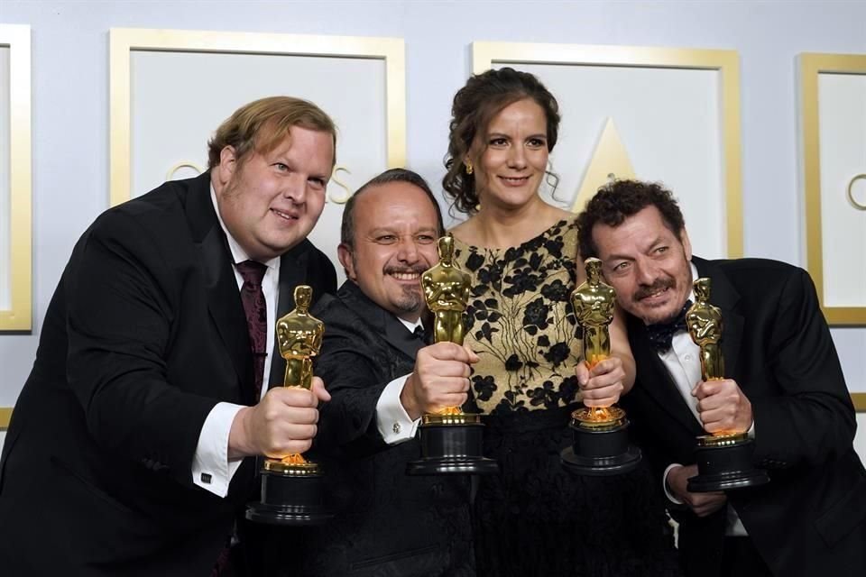 Phillip Bladh (izq.) y los mexicanos Carlos Cortés, Michelle Couttolenc y Jaime Baksht  se llevaron el Óscar a Mejor Sonido por la cinta 'El Sonido del Metal'.