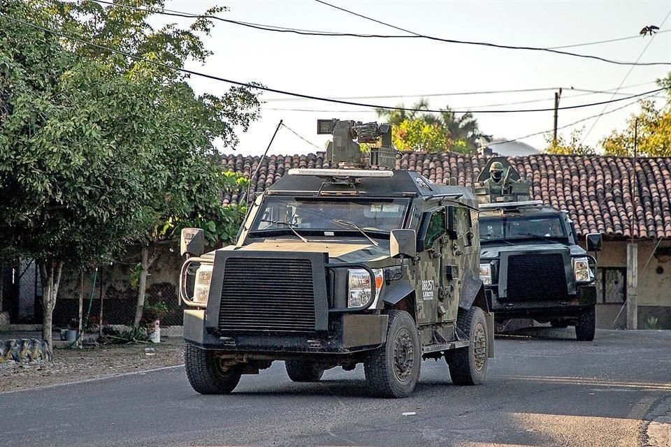Grupos criminales, como CJNG y Cárteles Unidos, en sierra de Michoacán cuentan con vehículos artillados, drones explosivos y hasta minas.