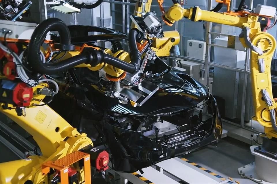 Los modelos con baterías enchufables comenzarán a producirse en 2025, informó Nissan.