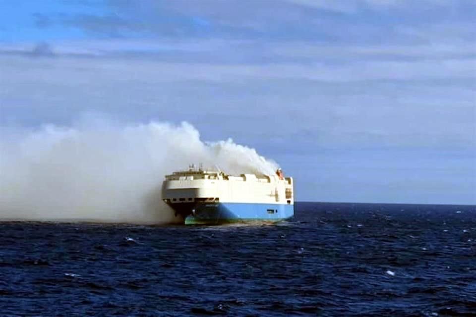 Vista del buque de carga de bandera panameña que se incendió cerca de las islas Azores.