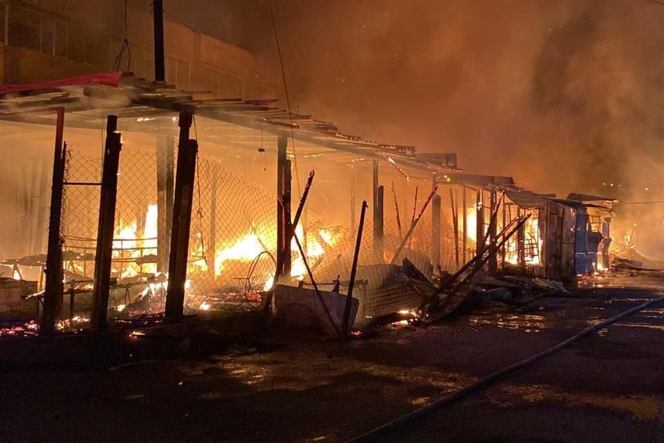 Un incendio se registra en el mercado central de Acapulco, Guerrero, autoridades ya laboran para sofocar las llamas.