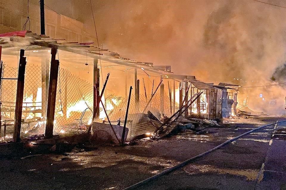 Alrededor de 80 locales fueron incendiados, de acuerdo con autoridades.