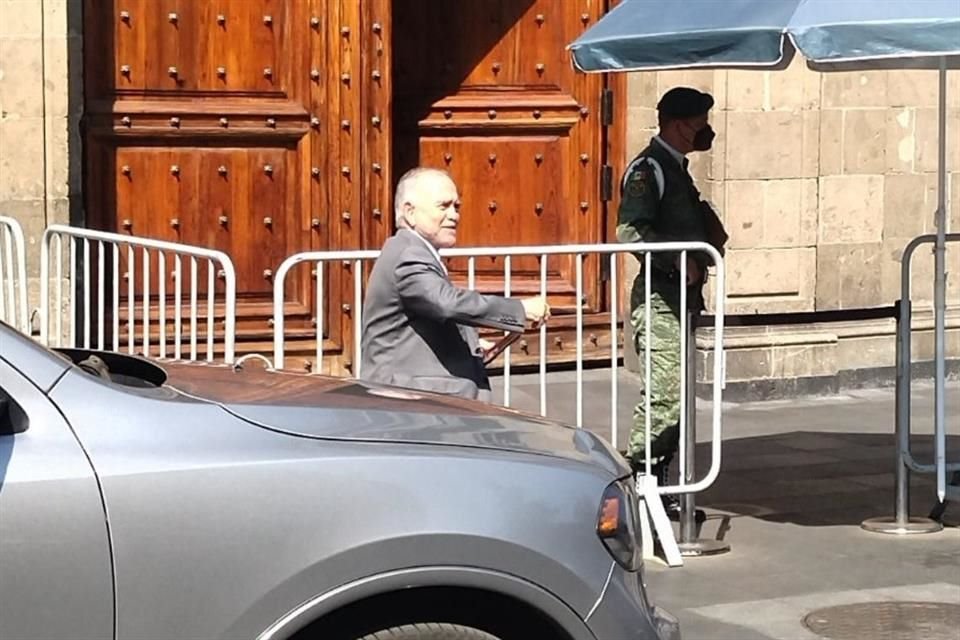 Alfonso Romo a su llegada a Palacio Nacional.